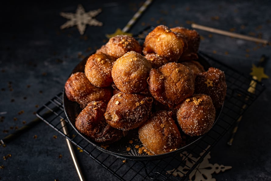 Oliebollen met stoofperen en kaneelsuiker