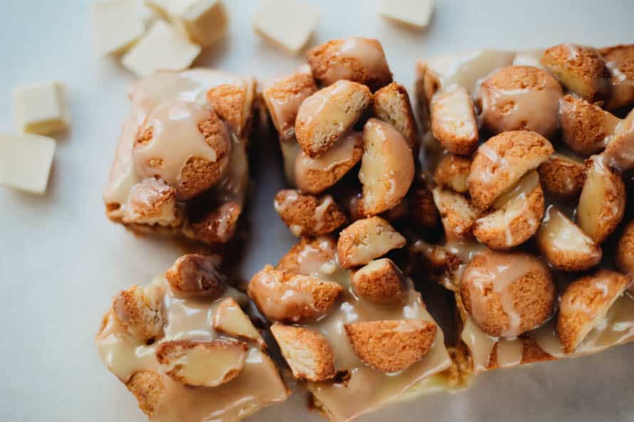 Bitterkoekjes Blondies met Witte Chocolade Ganache FI