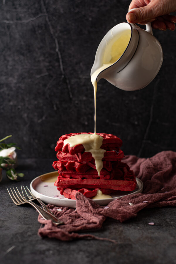 Red velvet wafels met witte chocoladesaus