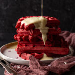 Red velvet wafels met witte chocoladesaus