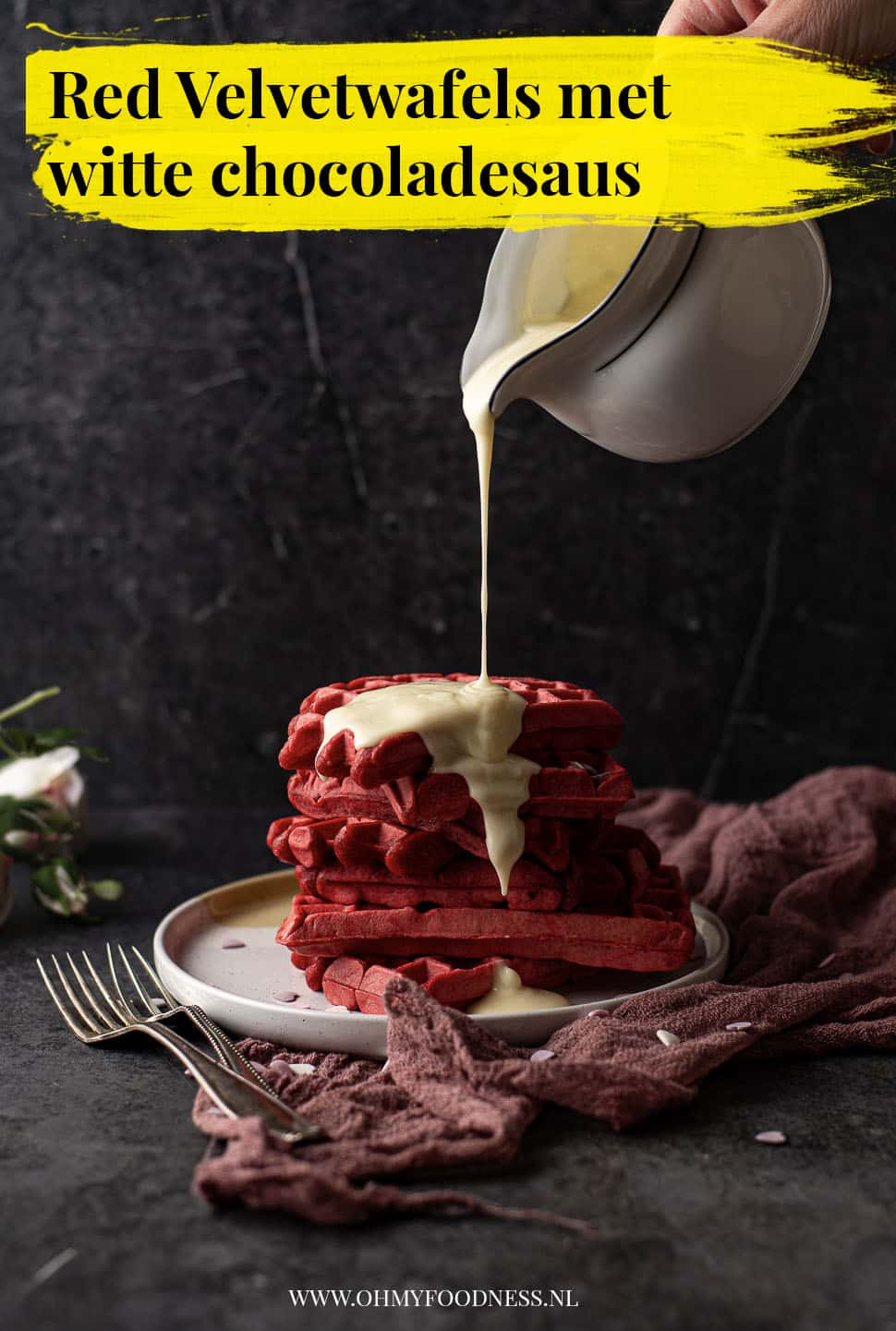 Red velvet wafels met witte chocoladesaus