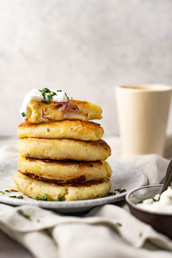 Gevulde aardappelkoekjes met ham en kaas