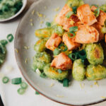 Gnocchi met avocadopesto en zalm in knoflookboter