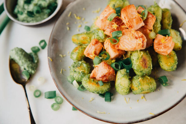 Gnocchi met avocadopesto en zalm in knoflookboter OhMyFoodness