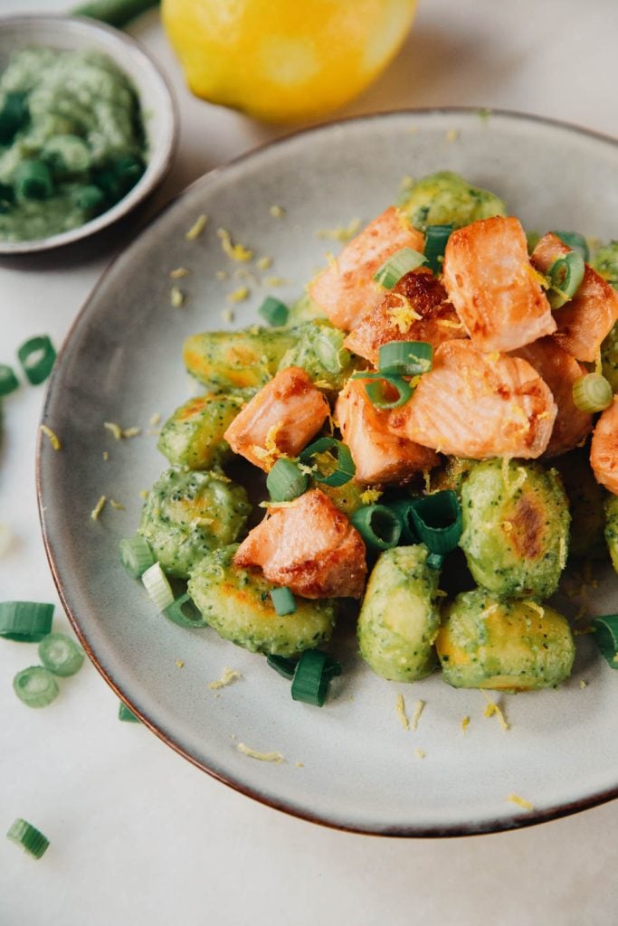 Gnocchi met avocadopesto en zalm in knoflookboter