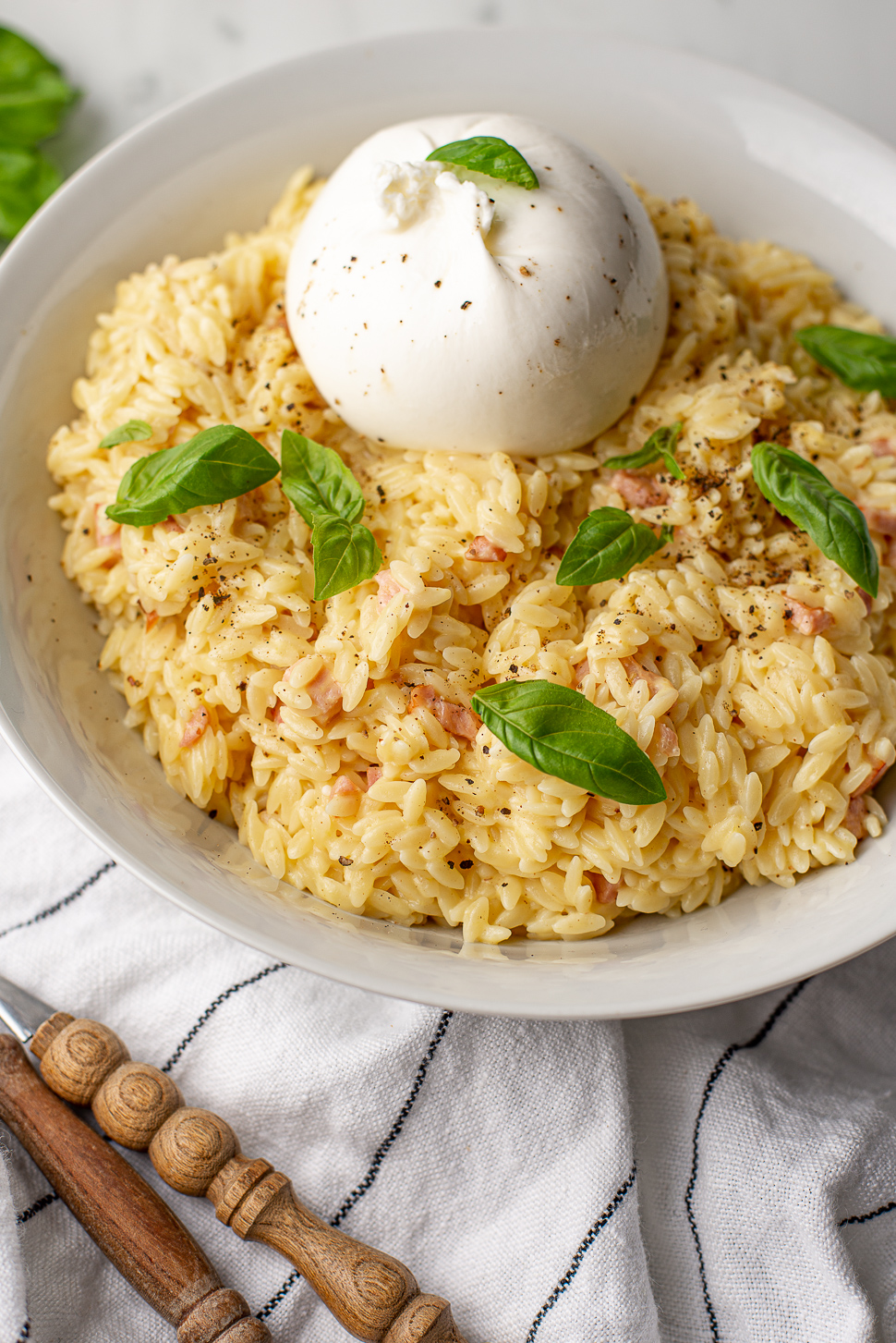 Orzo carbonara met burrata en basilicum