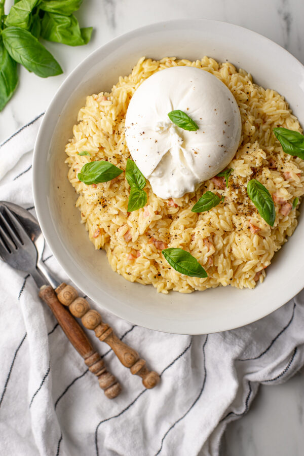 Orzo carbonara met burrata en basilicum