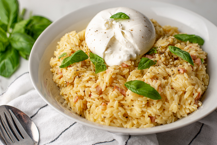 Orzo carbonara met burrata en basilicum