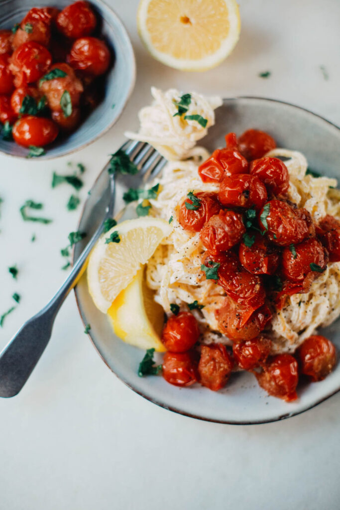 9x Vegetarische spaghetti recepten 8 spaghetti met citroenricotta en cherrytomaatjes in knoflookspaghetti met citroenricotta en cherrytomaatjes in knoflook