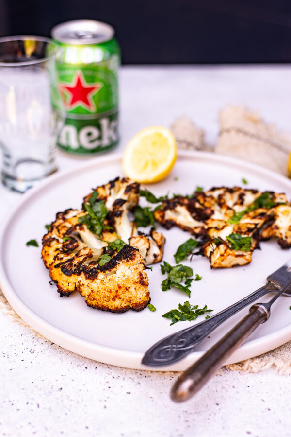 Gegrilde bloemkoolsteak van de BBQ