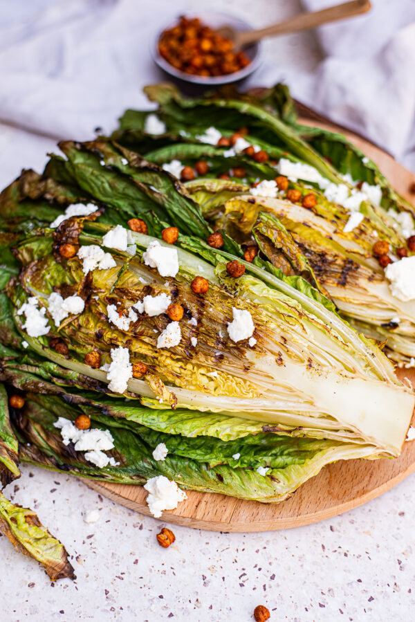 Gegrilde romaine met feta en geroosterde kikkererwten