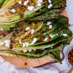 Gegrilde romaine met feta en geroosterde kikkererwten