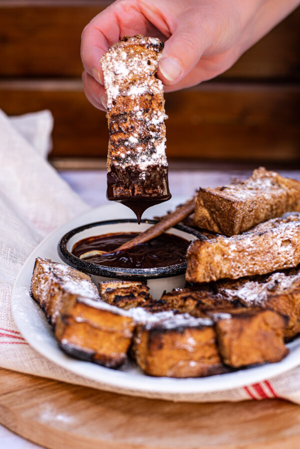 Wentelteefjes van de BBQ met chocoladedipsaus