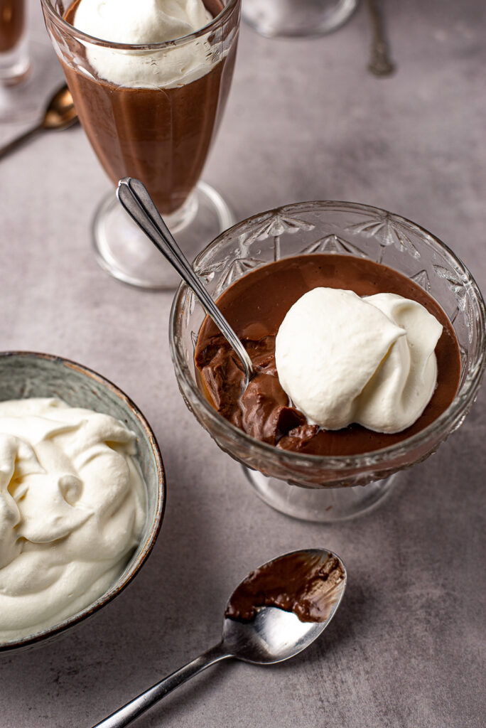 Old school chocoladepuddinkjes met slagroom