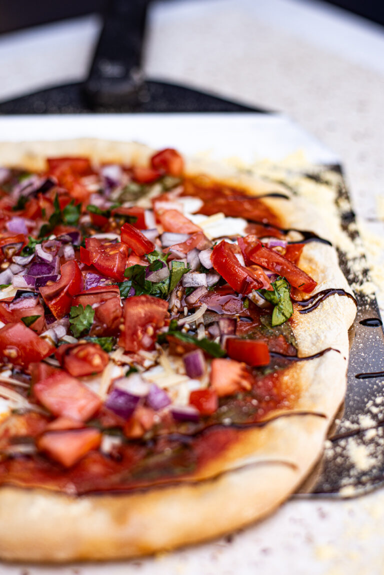 pizza margherita van de BBQ met tomatensalsa en balsamico