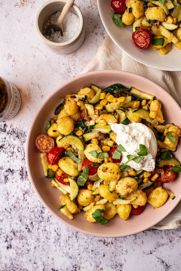 Gebakken gnocchi met mais en burrata