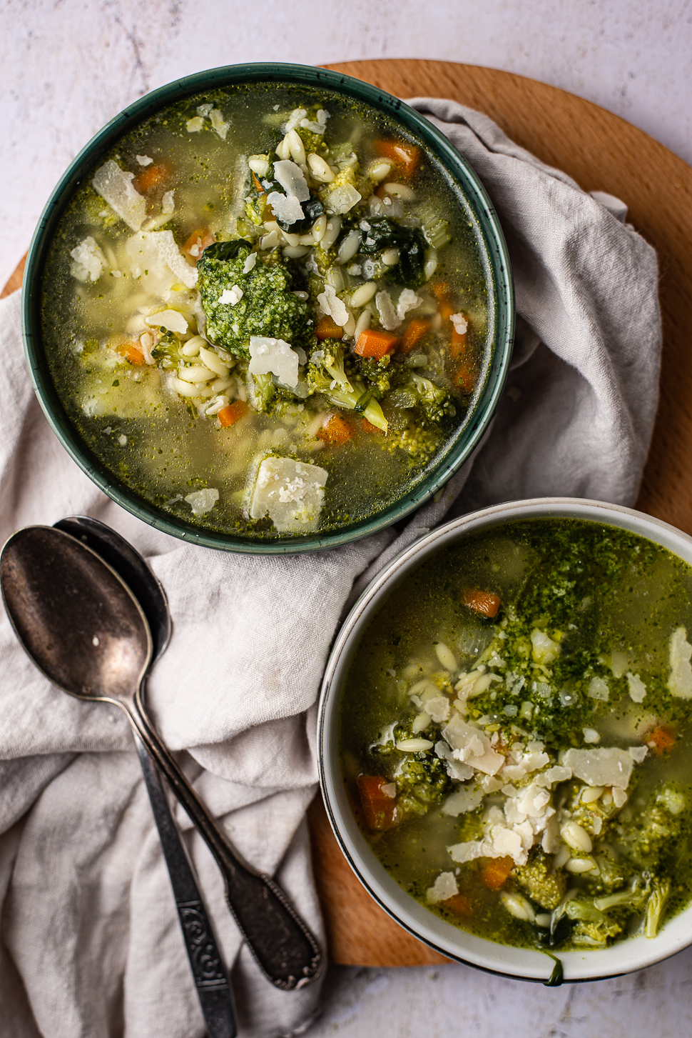 broccolisoep met orzo en pesto