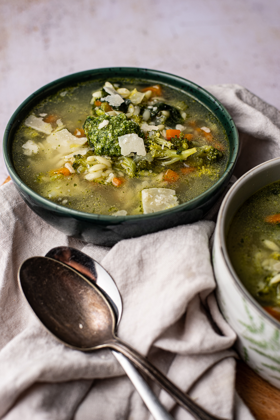 broccolisoep met orzo en pesto