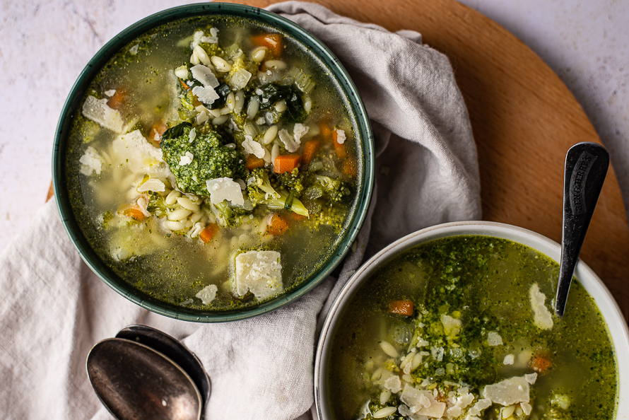 broccolisoep met orzo en pesto