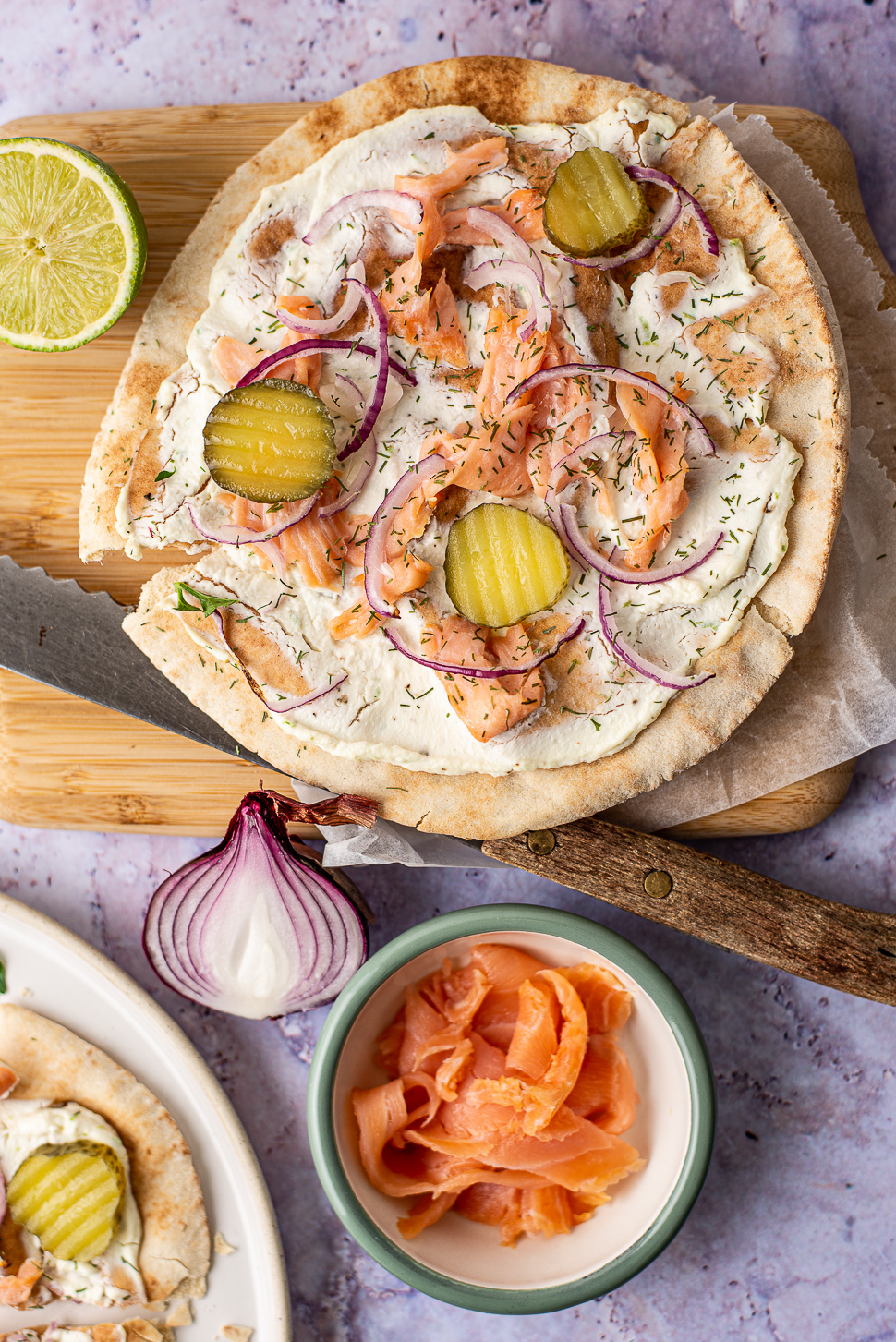 Flatbreadpizza met limoenricotta en gerookte zalm