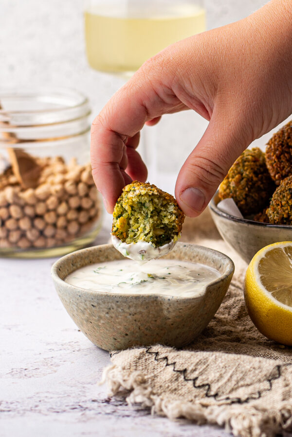 Krokante falafel met citroen-yoghurtdip