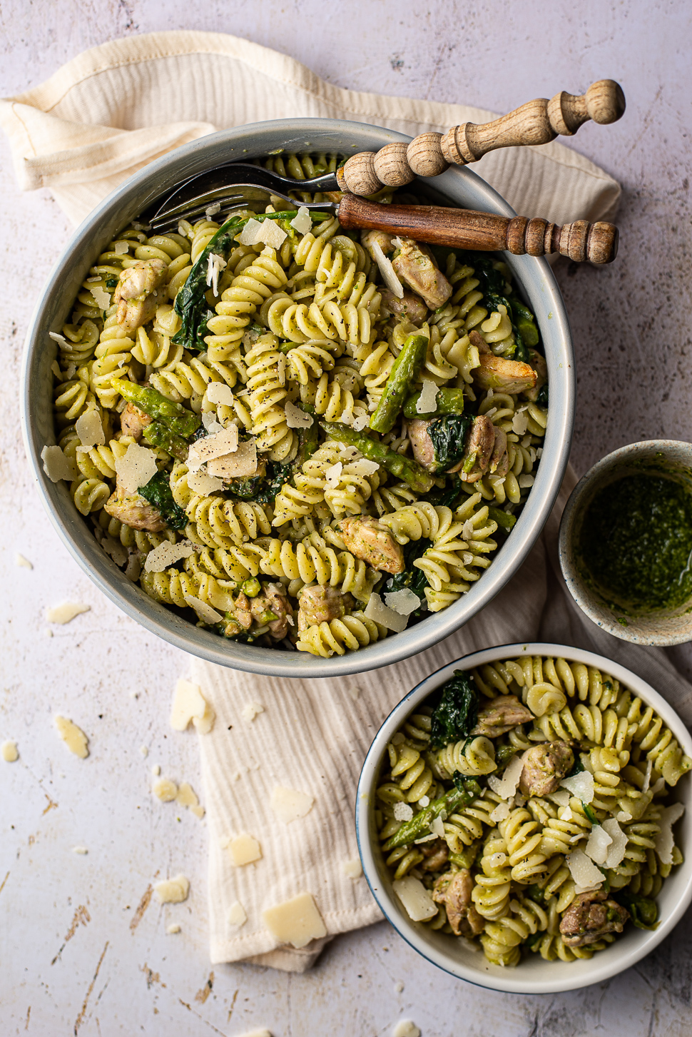 Pasta met groene aspergepesto en kip