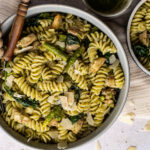 Pasta met groene aspergepesto en kip