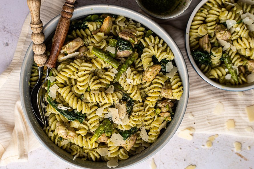 Pasta met groene aspergepesto en kip