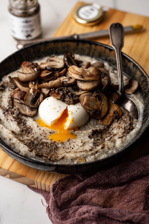 bloemkool-truffelpuree met paddenstoelen en zachtgekookt ei