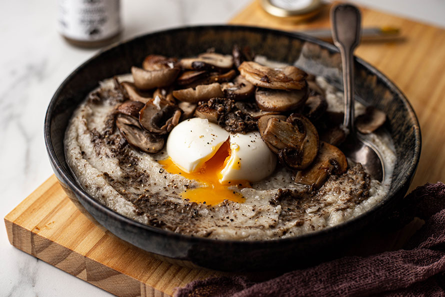 bloemkool-truffelpuree met paddenstoelen en zachtgekookt ei