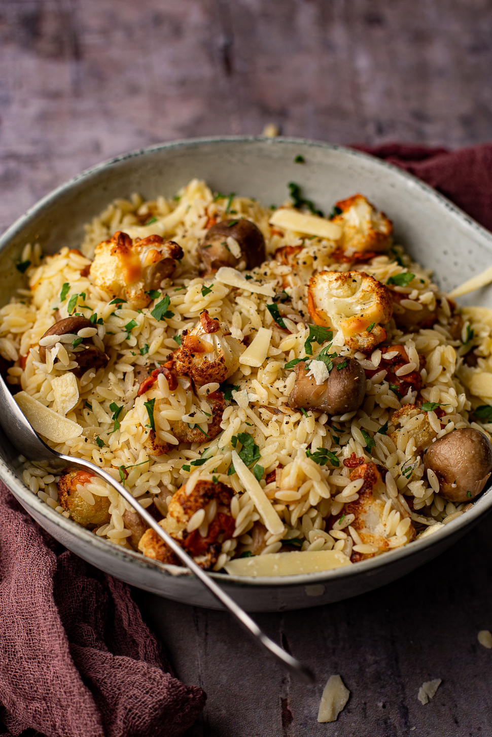 Orzo met geroosterde bloemkool en knoflookchampignons