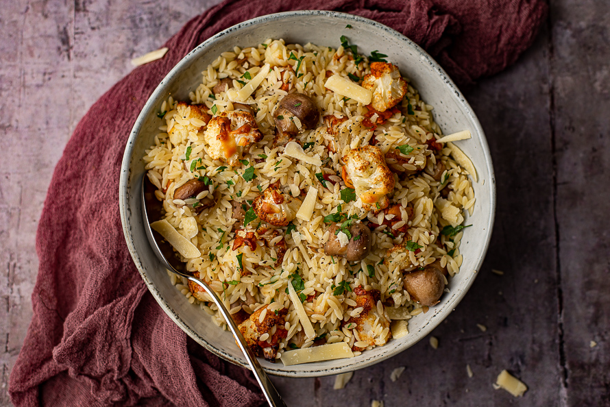 Orzo met geroosterde bloemkool en knoflookchampignons