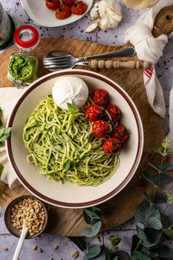 spaghetti met spinaziepesto en burrata