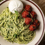 spaghetti met spinaziepesto en burrata