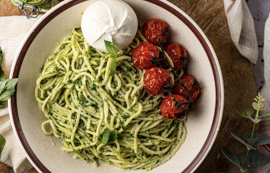 spaghetti met spinaziepesto en burrata