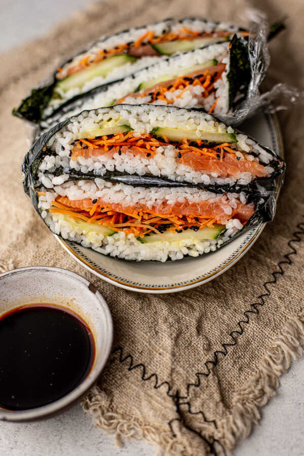 Sushi sandwich met gerookte zalm