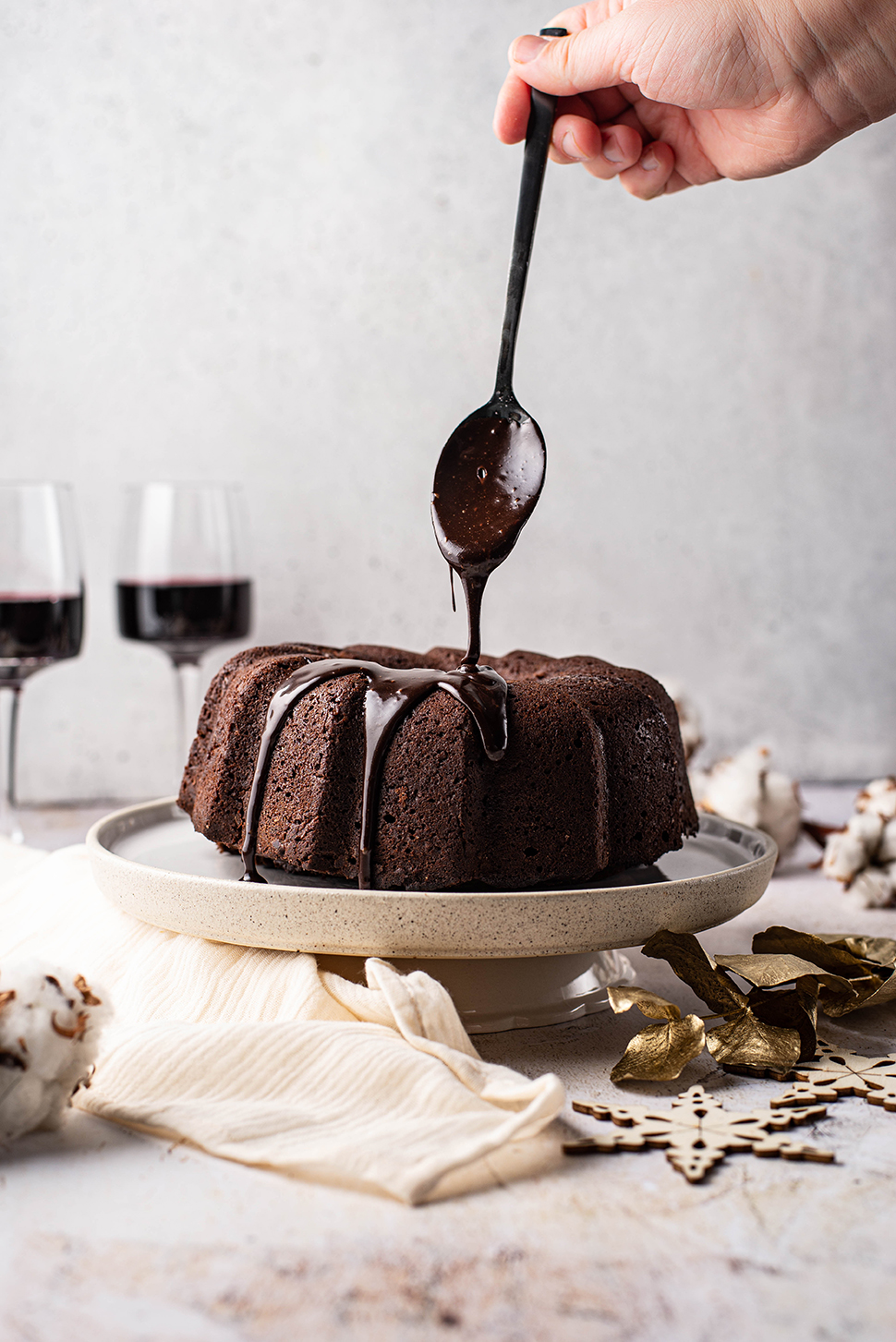 Chocoladetulband met rode wijn en rood fruit