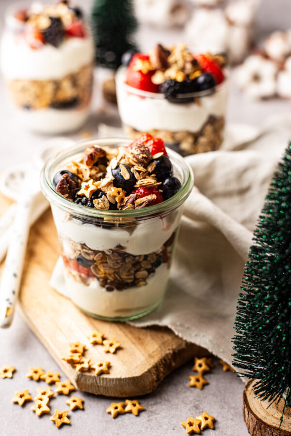 Ontbijttrifle met yoghurt en kerstgranola