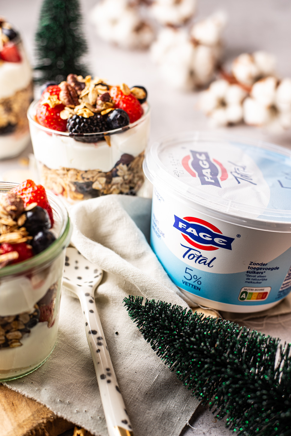 Ontbijttrifle met yoghurt en kerstgranola