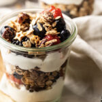 Ontbijttrifle met yoghurt en kerstgranola