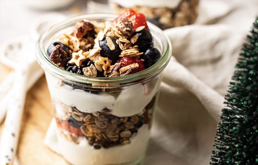 Ontbijttrifle met yoghurt en kerstgranola