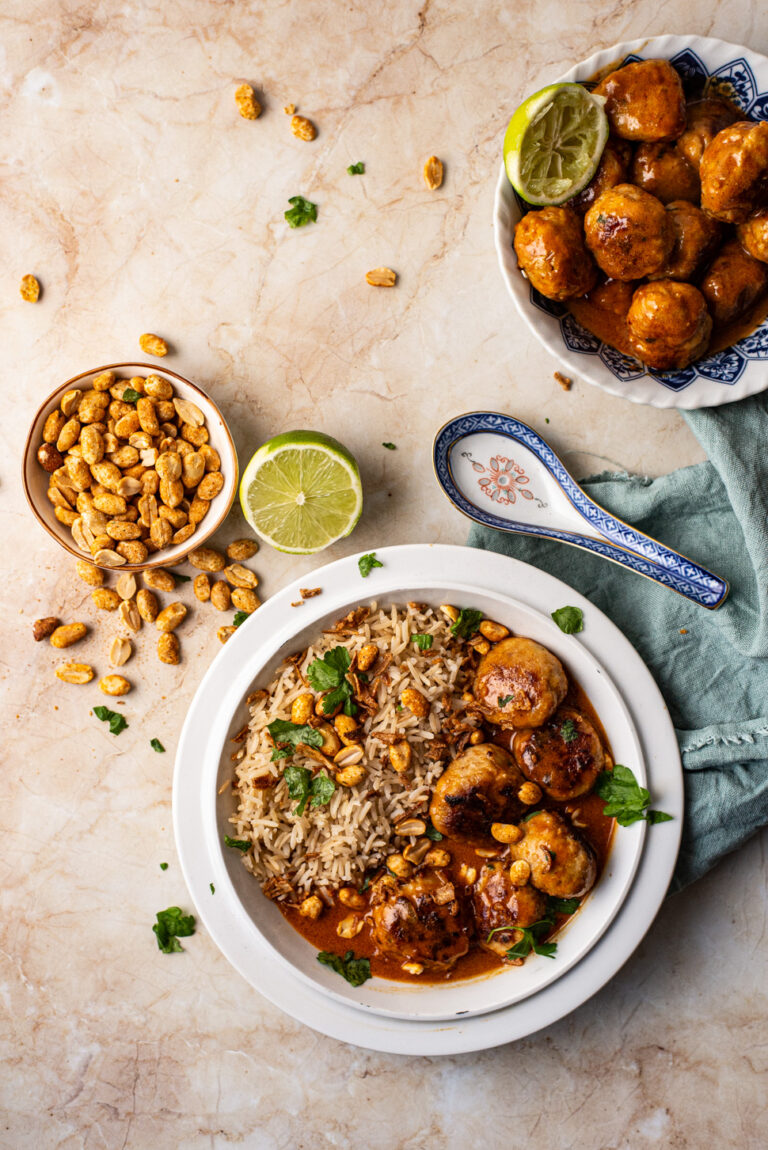 thaise kipgehaktballetjes in massaman saus
