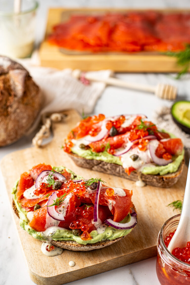 Gerookte zalmtoast met avocadocreme