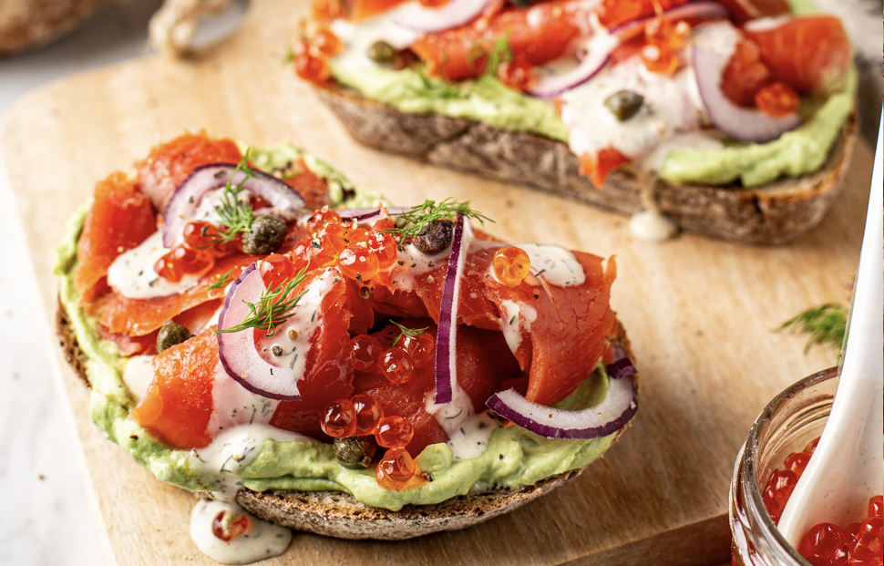 Gerookte zalmtoast met avocadocreme