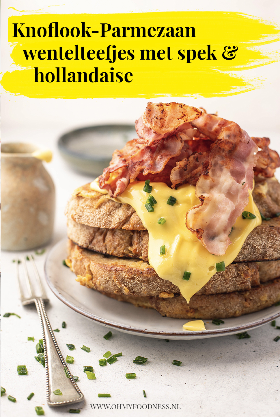 Knoflook & parmezaanwentelteefjes met spek en hollandaise