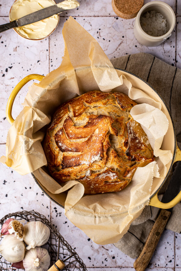 No knead bread met gepofte knoflook