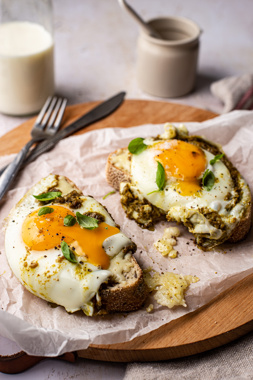 Toast met pesto-eieren en kaas