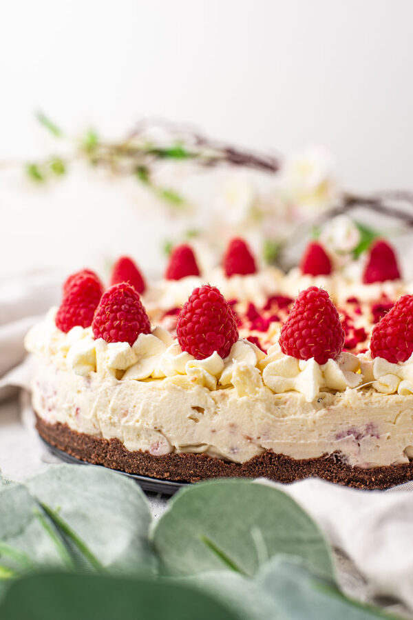 No bake witte chocoladecheesecake met frambozen