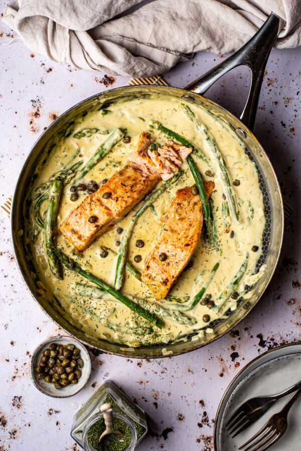 Zalm in mosterdsaus met groene asperges