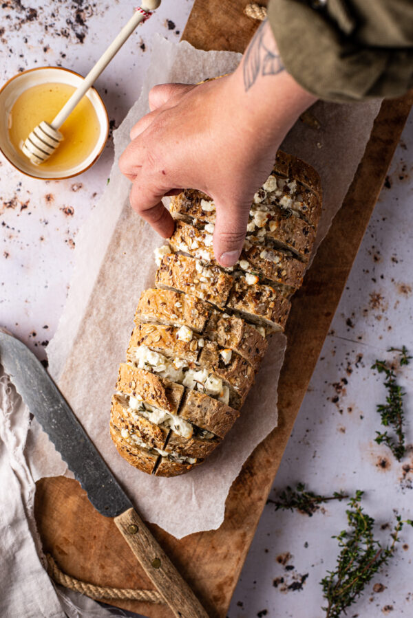 borrelbrood met feta en honing